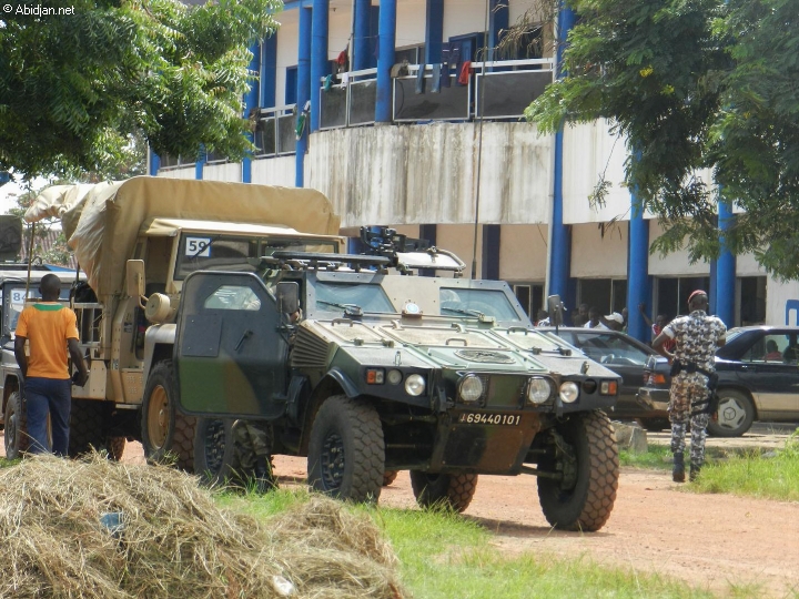 Une caserne de gendarmerie attaquée à Abidjan par des hommes armés (source militaire)